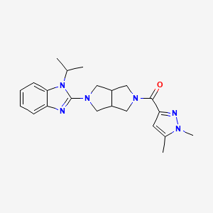 2-[5-(1,5-dimethyl-1H-pyrazole-3-carbonyl)-octahydropyrrolo[3,4-c]pyrrol-2-yl]-1-(propan-2-yl)-1H-1,3-benzodiazole - 2548991-74-6