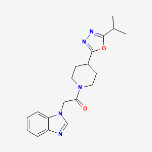 2-(1H-1,3-benzodiazol-1-yl)-1-{4-[5-(propan-2-yl)-1,3,4-oxadiazol-2-yl]piperidin-1-yl}ethan-1-one - 1209233-69-1