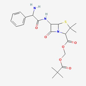 [(2,2-Dimethylpropanoyl)oxy]methyl 6-[2-amino(phenyl)acetamido]-3,3-dimethyl-7-oxo-4-thia-1-azabicyclo[3.2.0]heptane-2-carboxylate - 