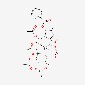 (4,6,8,8a,10-pentaacetyloxy-3a-hydroxy-2,4a,6,9a-tetramethyl-2,3,4,4b,5,7,8,9,10,10a-decahydro-1H-cyclopenta[b]fluoren-1-yl) benzoate - 