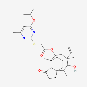(4-Ethenyl-3-hydroxy-2,4,7,14-tetramethyl-9-oxo-6-tricyclo[5.4.3.01,8]tetradecanyl) 2-(4-methyl-6-propan-2-yloxypyrimidin-2-yl)sulfanylacetate - 91079-38-8