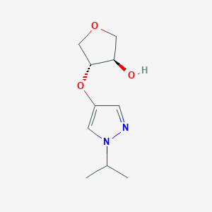 (3R,4R)-4-{[1-(propan-2-yl)-1H-pyrazol-4-yl]oxy}oxolan-3-ol - 