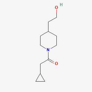 2-Cyclopropyl-1-(4-(2-hydroxyethyl)piperidin-1-yl)ethan-1-one - 2007669-18-1