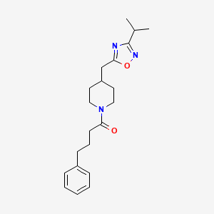 4-[(3-Isopropyl-1,2,4-oxadiazol-5-yl)methyl]-1-(4-phenylbutanoyl)piperidine - 1775471-53-8