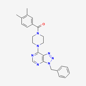 1-{3-benzyl-3H-[1,2,3]triazolo[4,5-d]pyrimidin-7-yl}-4-(3,4-dimethylbenzoyl)piperazine - 920347-32-6