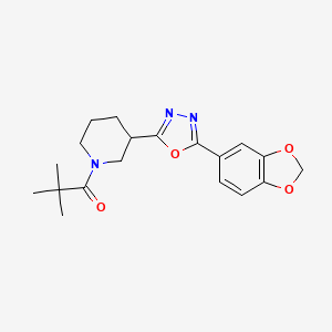 1-(3-(5-(Benzo[d][1,3]dioxol-5-yl)-1,3,4-oxadiazol-2-yl)piperidin-1-yl)-2,2-dimethylpropan-1-one - 1171498-64-8