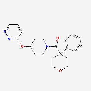 (4-phenyltetrahydro-2H-pyran-4-yl)(4-(pyridazin-3-yloxy)piperidin-1-yl)methanone - 1797221-77-2